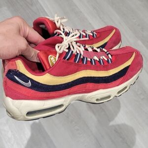 Nike Air Max 95
Red Crush Wheat Gold Size 12